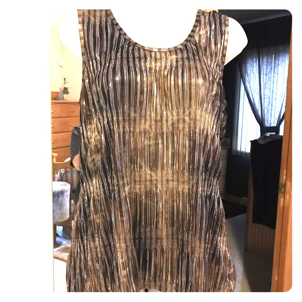 Flashy sleeveless top